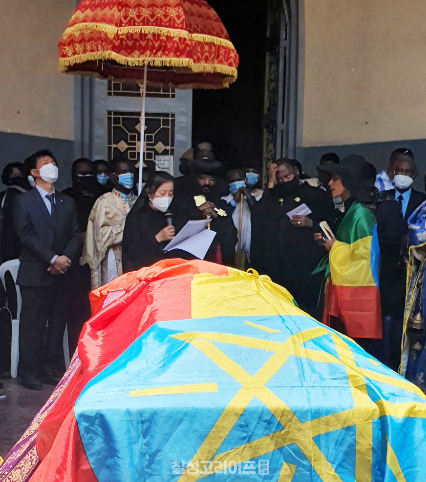 11일 열린 장례식에서 백선기 칠곡군수의 추도사를 대독하고 있는 하옥선(가운데) 참전용사후원회 에티오피아 지부장
