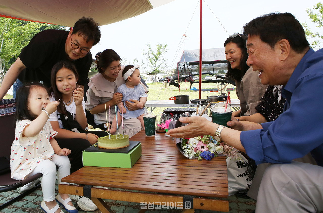 왜관읍 이병곤(74)씨 가족이 16일 칠곡보오토캠필장에서 캠핑을 즐기고 있다
