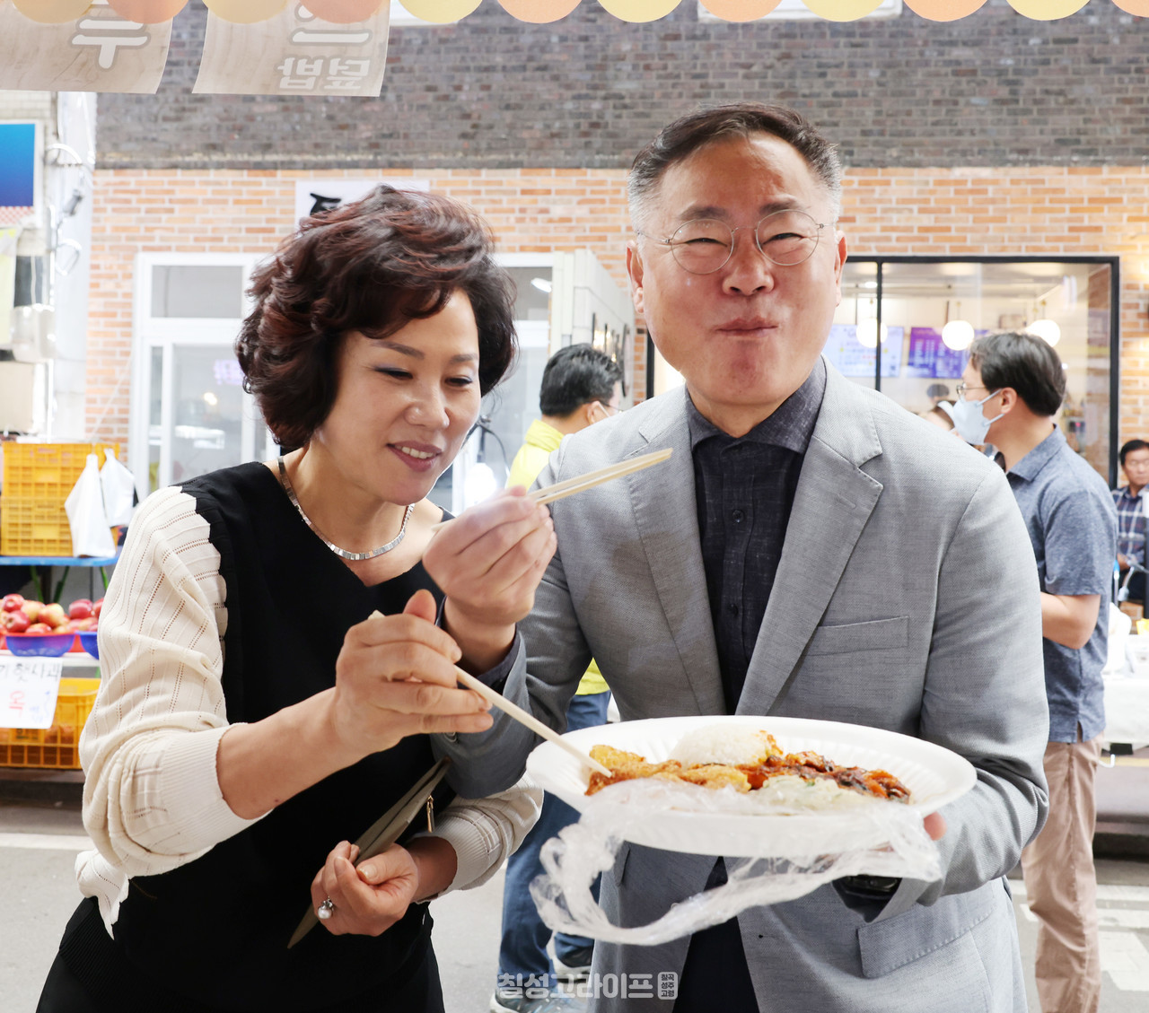 김재욱 칠곡군수는 지난 24일 낙동강 대축전 ‘왜관시장 먹거리 장터’ 홍보를 위해 먹방 투어에 나섰다.