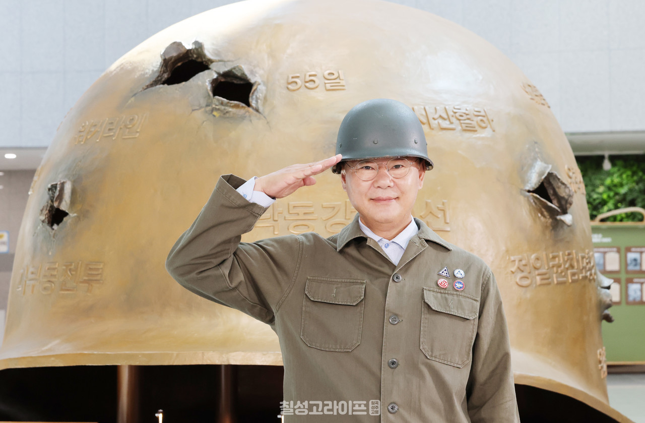 김 군수는 칠곡호국평화기념관에서 6·25 당시 국군 군복을 입고 경례하며 군부대 유치에 대한 강한 의지와 진정성을 드러냈다.