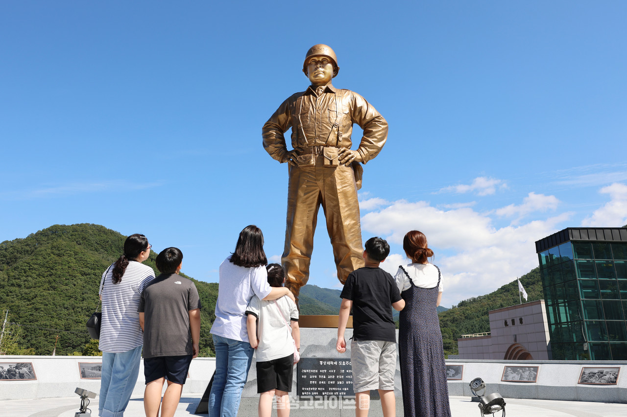지난 12일 다부동전적기념관을 찾은 가족 단위 관람객이 백선엽 장군 동상을 바라보고 있다.