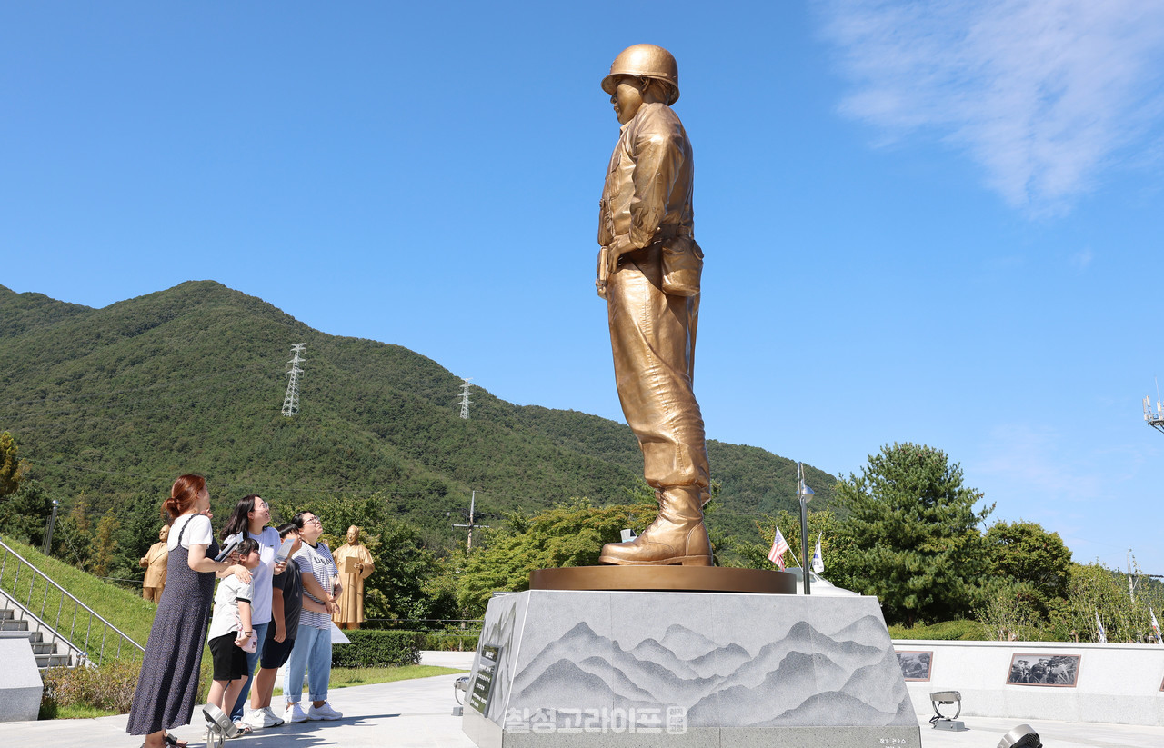 지난 12일 다부동전적기념관을 찾은 가족 단위 관람객이 백선엽 장군 동상을 바라보고 있다.