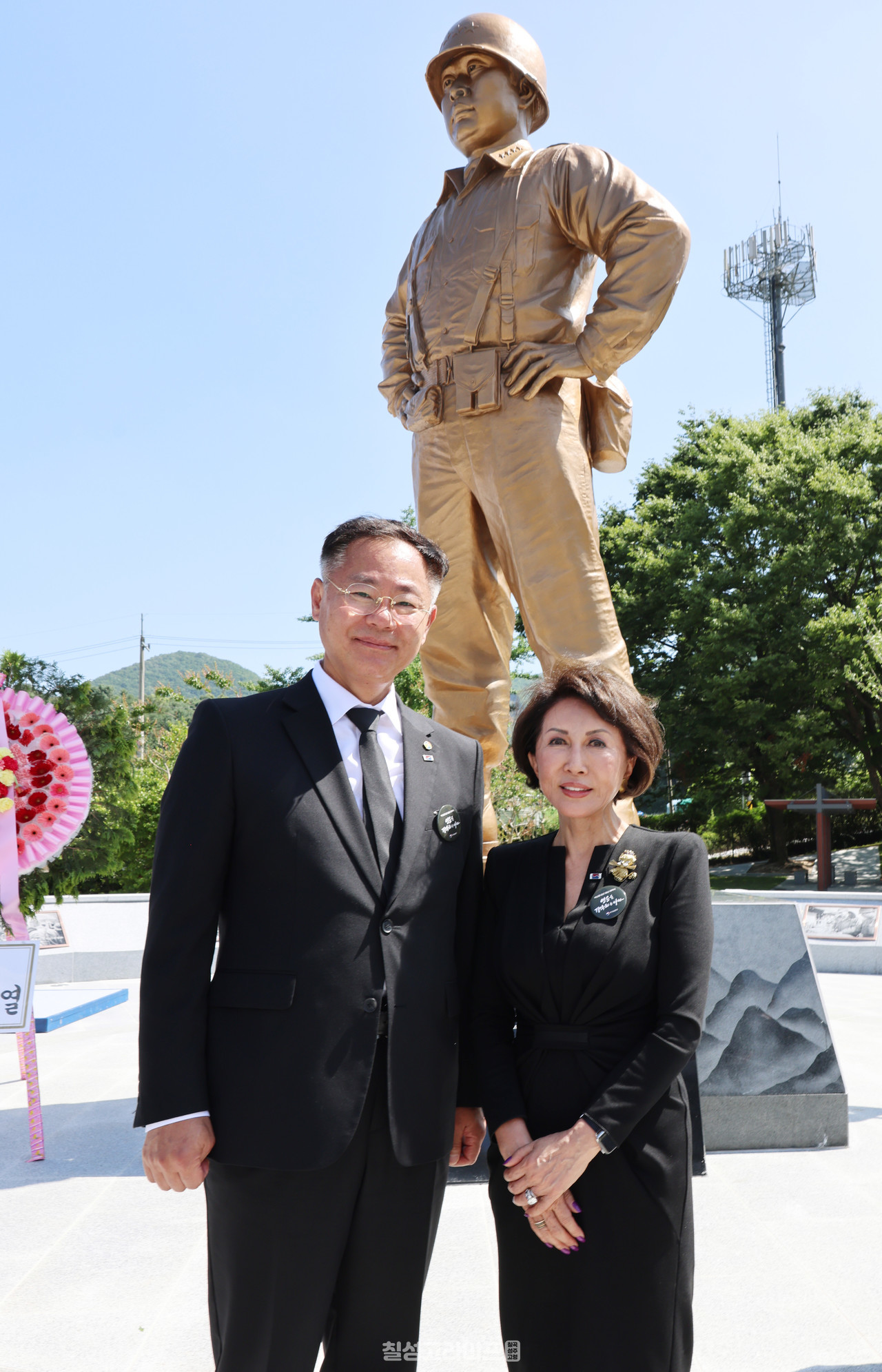 지난 7월 김재욱 칠곡군수와 백선엽 장군의 장녀 백남희 여사가 동상 제막식을 마치고 기념 촬영을 하고 있다.