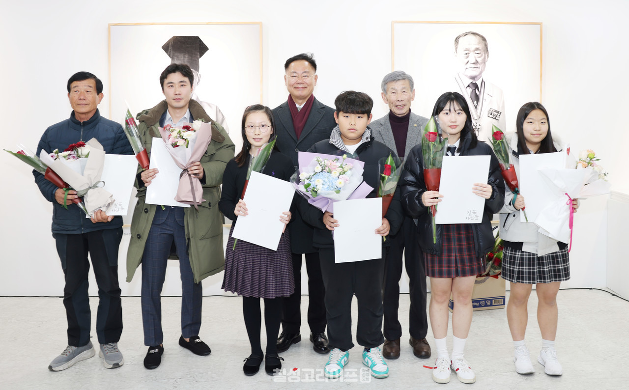 칠곡사람들 사진전 개막식에서 칠곡을 빛낸 30인에 선정된 학생들과 김재욱 칠곡군수가 기념 촬영을 하고 있다.