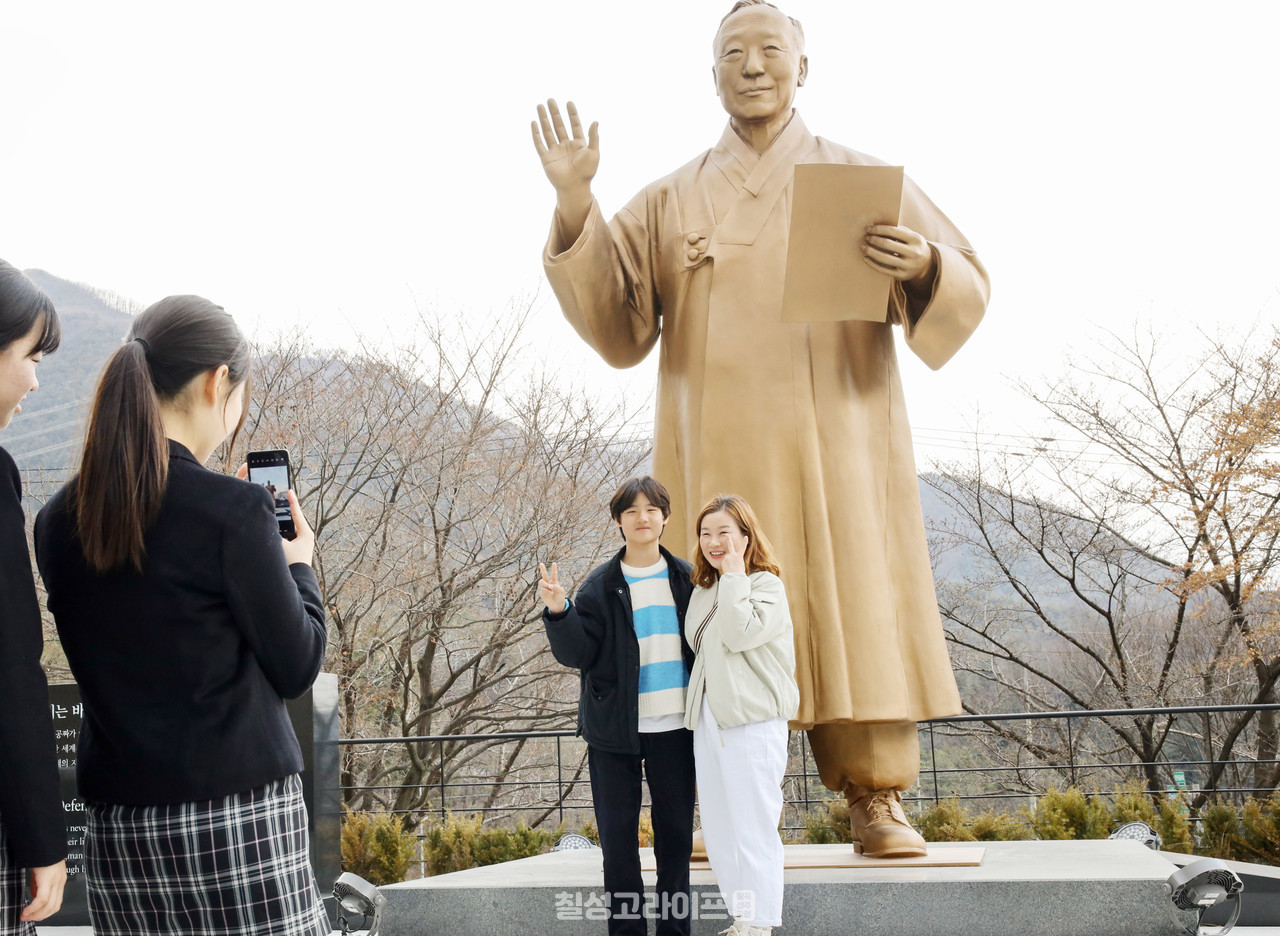 영화 건국전쟁을 관람한 윤옥여 씨가 지난 24일 다부동전적기념관 이승만 대통령 동상 앞에서 중학생 아들과 기념 촬영을 하고 있다.