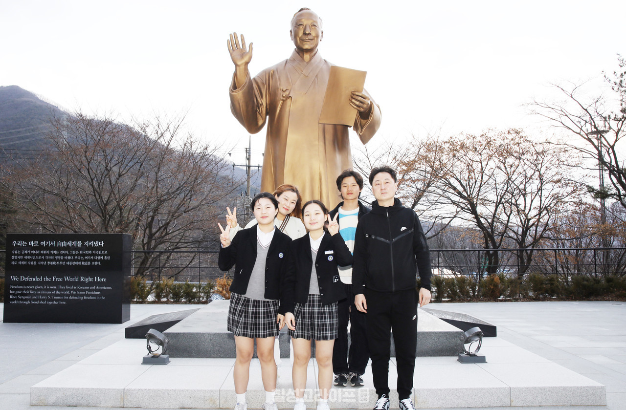 ​건국전쟁을 관람한 윤옥여 씨 가족이 지난 24일 다부동전적기념관 이승만 대통령 동상 앞에서 중학생 자녀와 함께 기념 촬영을 하고 있다.​