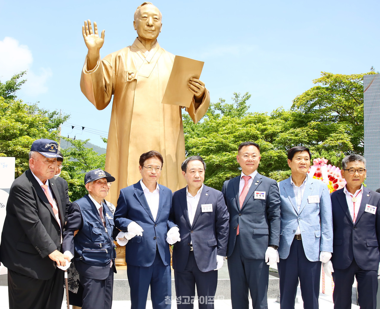 지난해 7월 이승만 전 대통령 동상 제막식에 참석한 김재욱(오른쪽 3번째) 칠곡군수가 이철우 경북도지사를 비롯한 주요 내빈과 기념 촬영을 하고 있다.