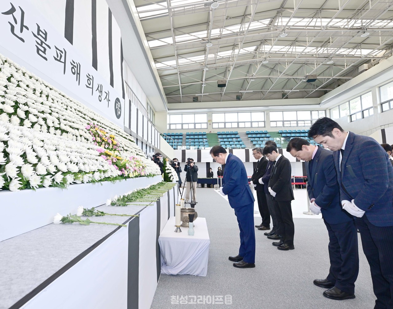 홍준표 대구광역시장 영남권 산불피해 희생자 합동분향소 조문(안병근올림픽기념유도관)
