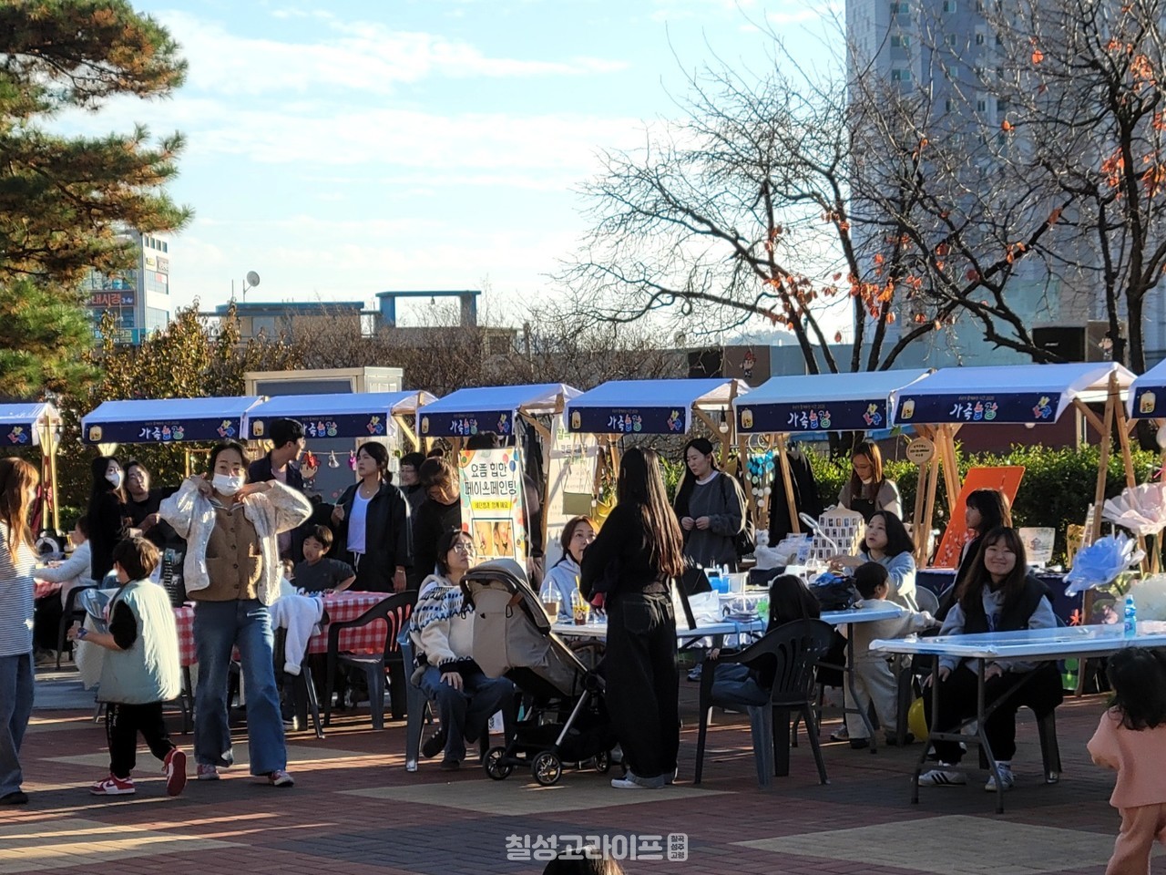 지난 15~16일 왜관 소공원에서 열린‘가족놀장’ 행사에 가족 단위 방문객들이 참여해 다양한 체험 프로그램을 즐기고 있다.